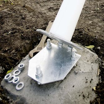 Lipputanko: Lipputanko nostetaan paikoilleen Lipputanko: Lipputanko nostetaan paikoilleen